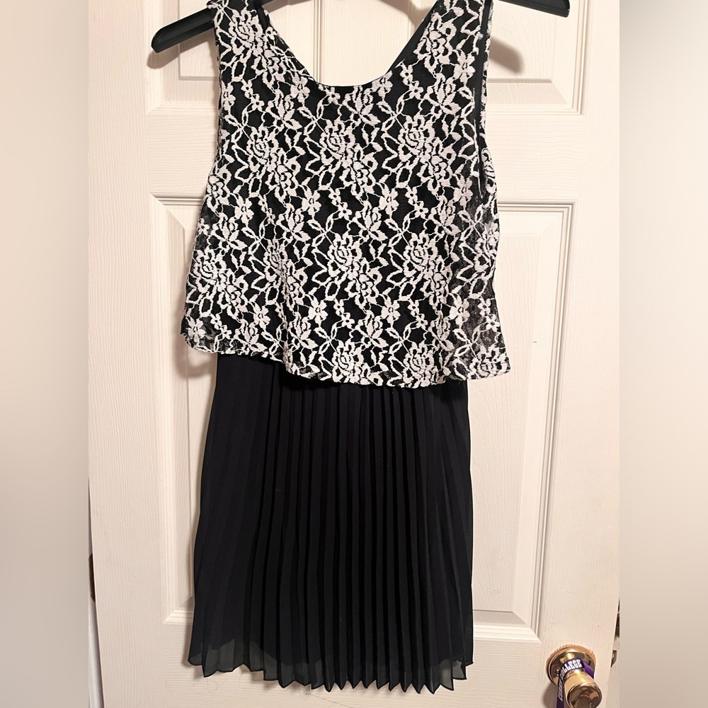 SPEECHLESS Black and White Floral Dress